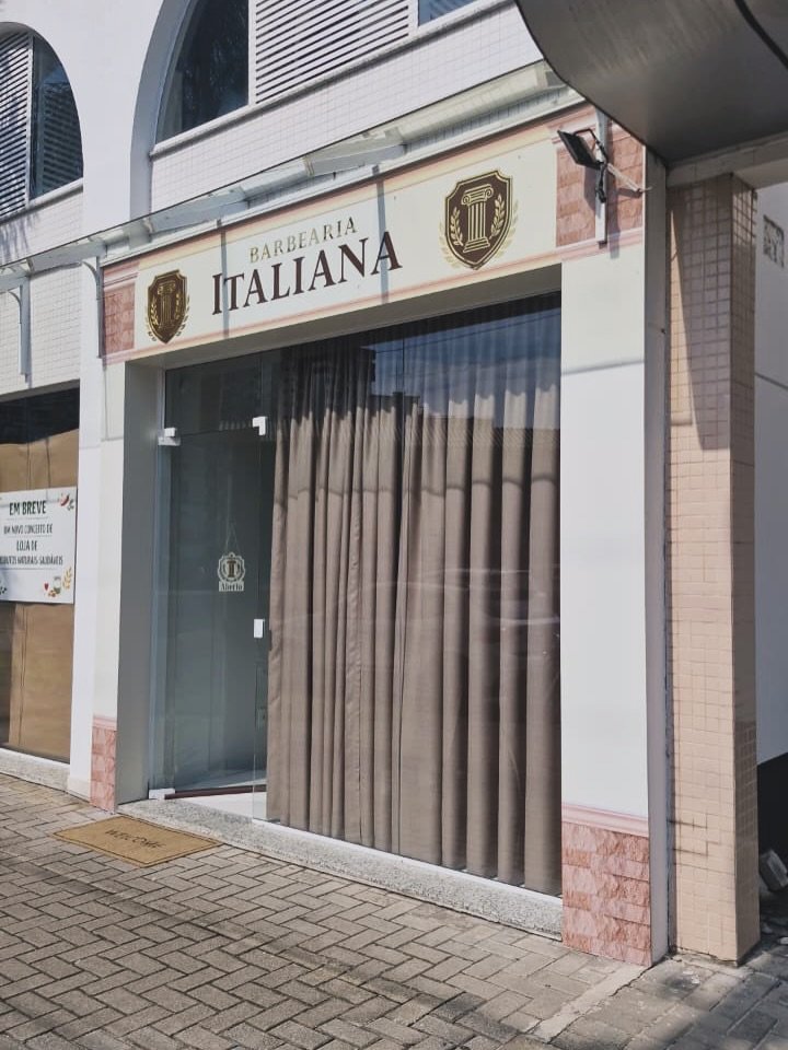 Fachada comercial revestida em ACM