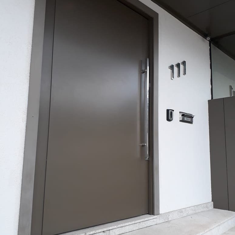 Porta revestida em ACM