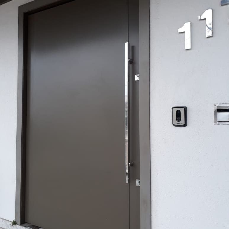Detalhe de porta revestida em ACM