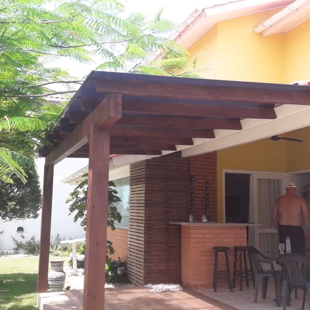 Brise de madeira em área residencial