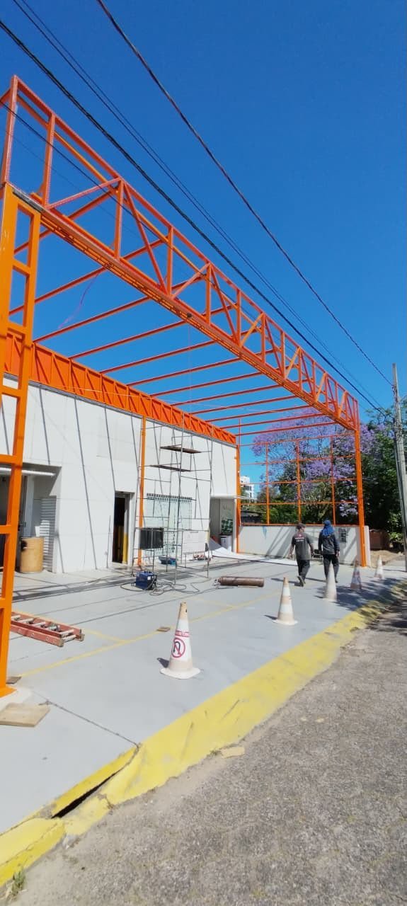 Montagem de estrutura metálica comercial