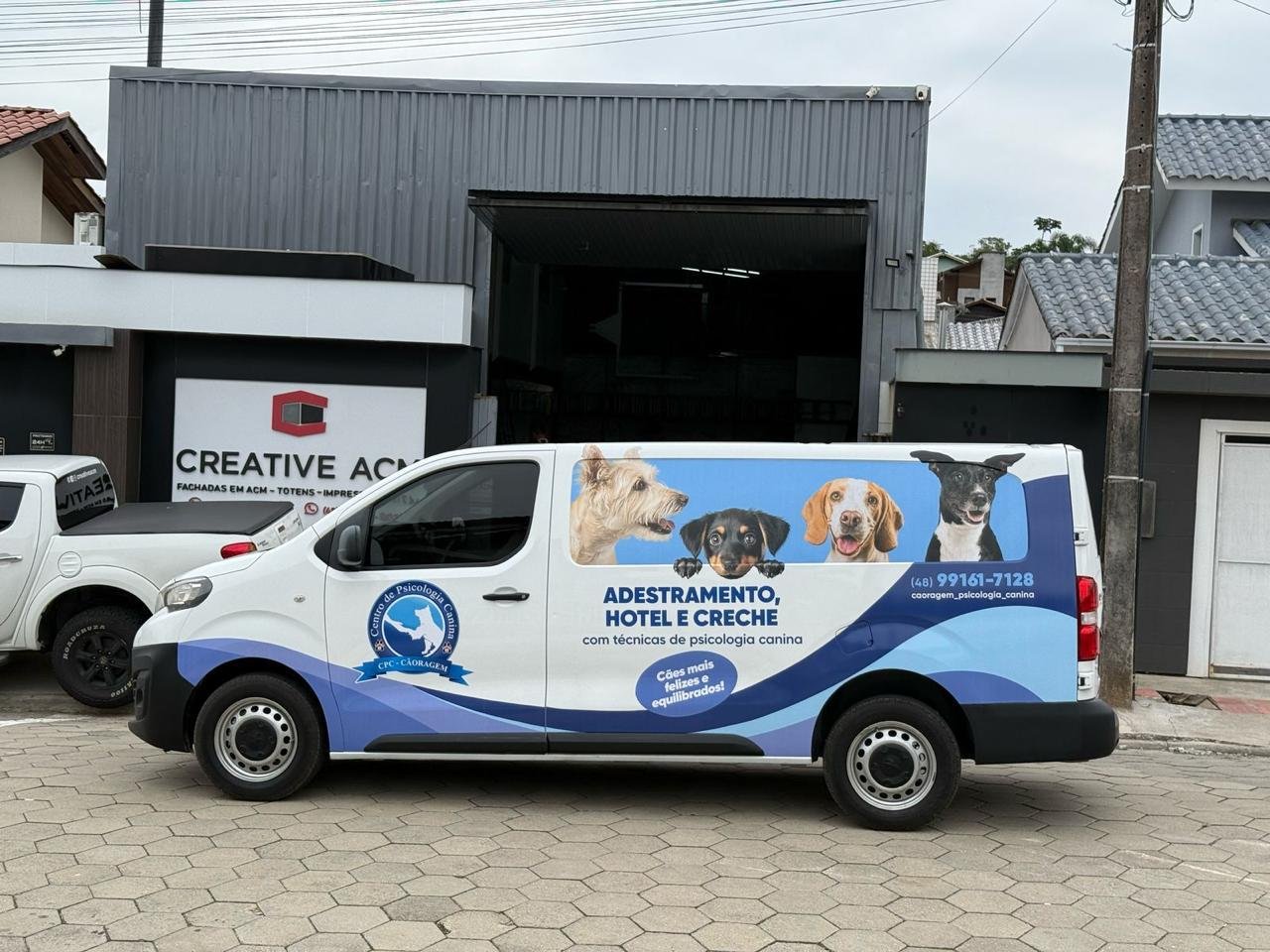 Adesivagem lateral de veículo comercial