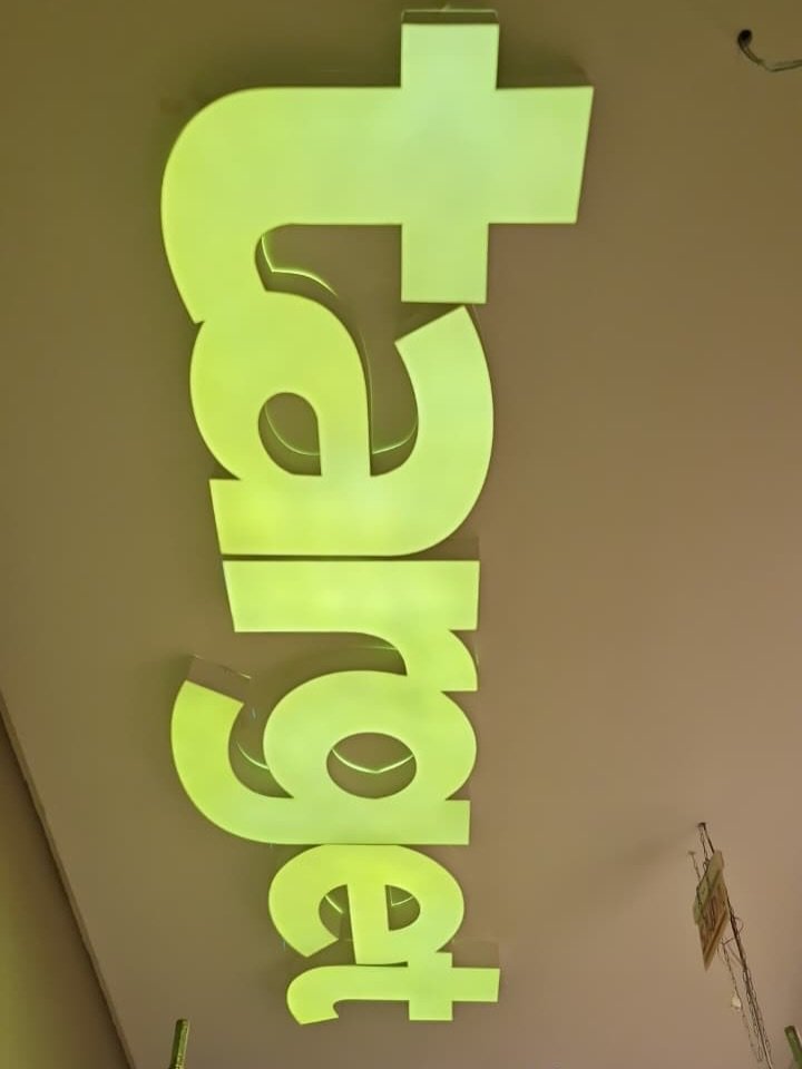 Letreiro com iluminação interna
