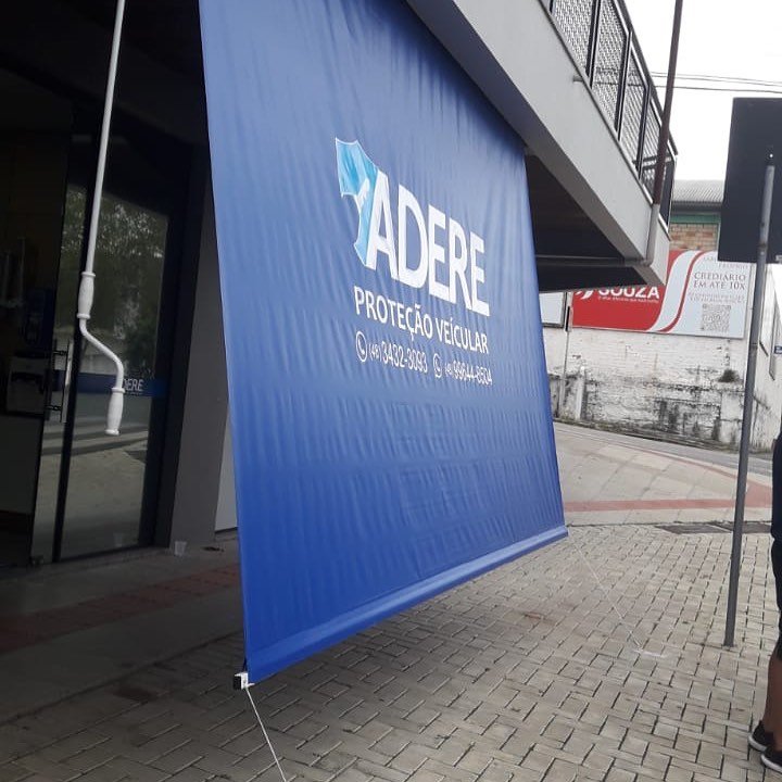 Fachada comercial em lona