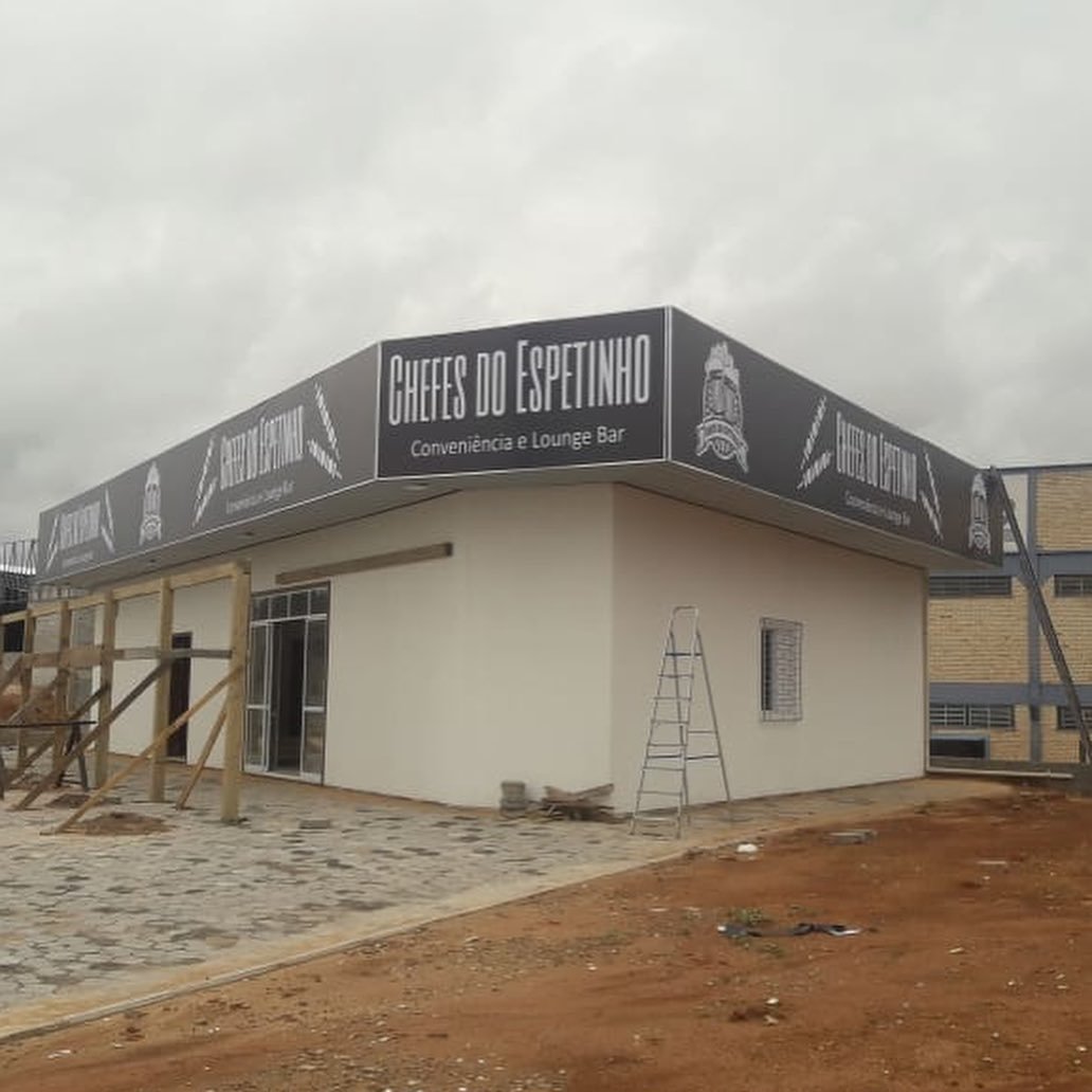 Fachada comercial em lona do Chopp do Espetinho