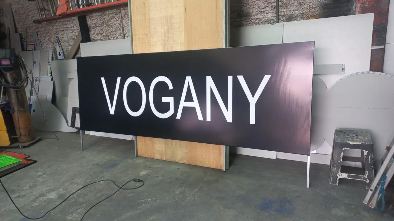 Placa em lona Vogany