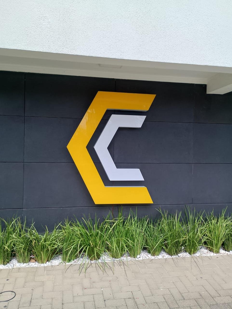 Placa comercial em lona