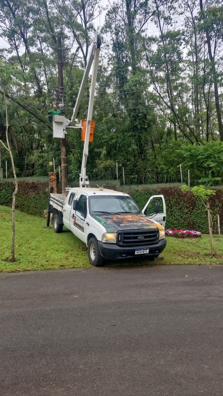 Caminhão munck em serviço de locação