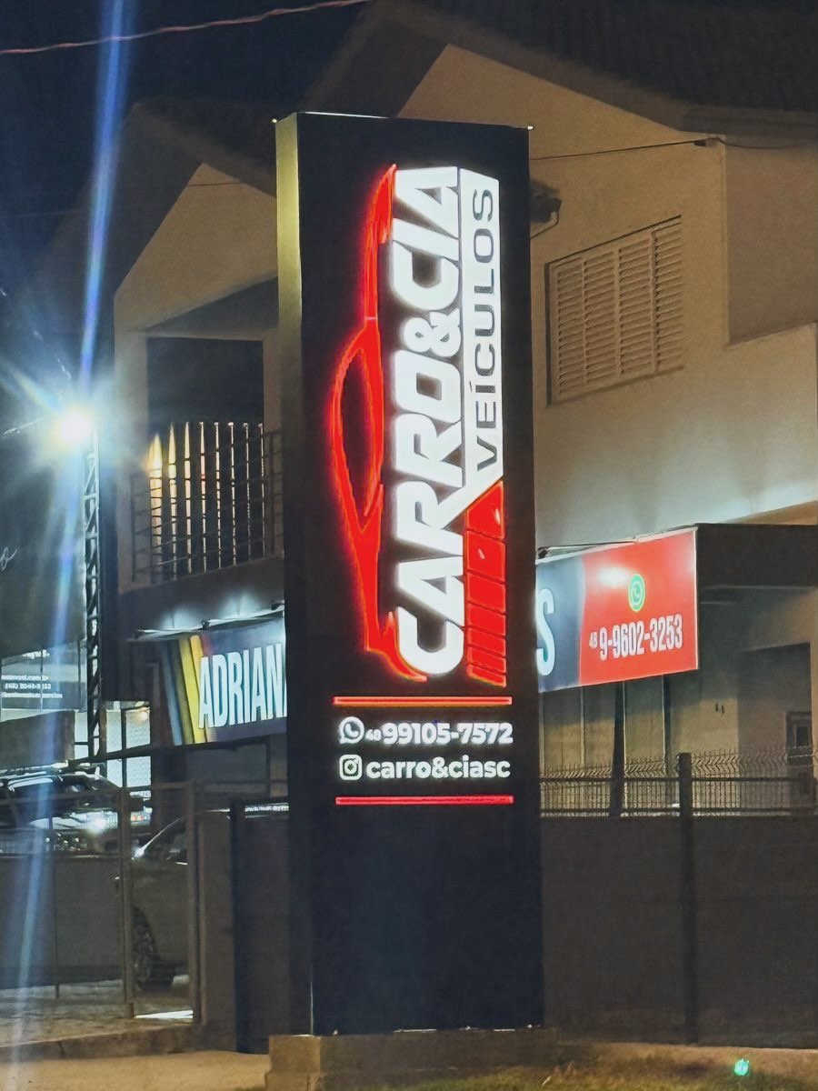 Totem Carro e Cia com iluminação interna à noite